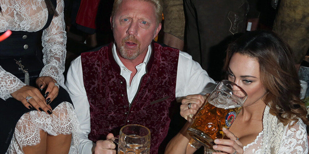 Boriss Bekers līksmo alus festivālā Oktoberfest. FOTO