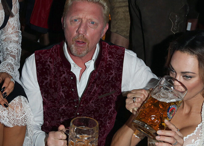 Boriss Bekers līksmo alus festivālā Oktoberfest. FOTO