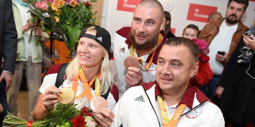 Šādi Latvijā sagaidīja mūsu paraolimpiskos varoņus no Rio spēlēm. FOTO