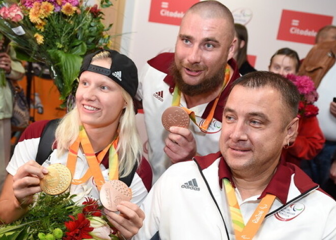 Šādi Latvijā sagaidīja mūsu paraolimpiskos varoņus no Rio spēlēm. FOTO