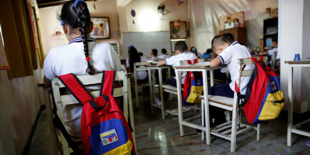 Skolās Venecuēlā bērniem vairs nav ko ēst