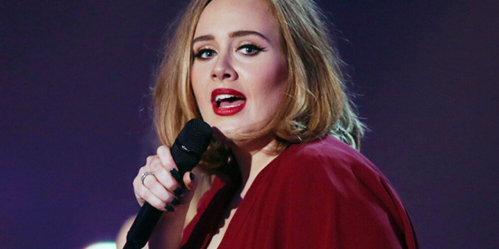 Adele velta koncertu Džolijas un Pita izjukušajai laulībai. VIDEO