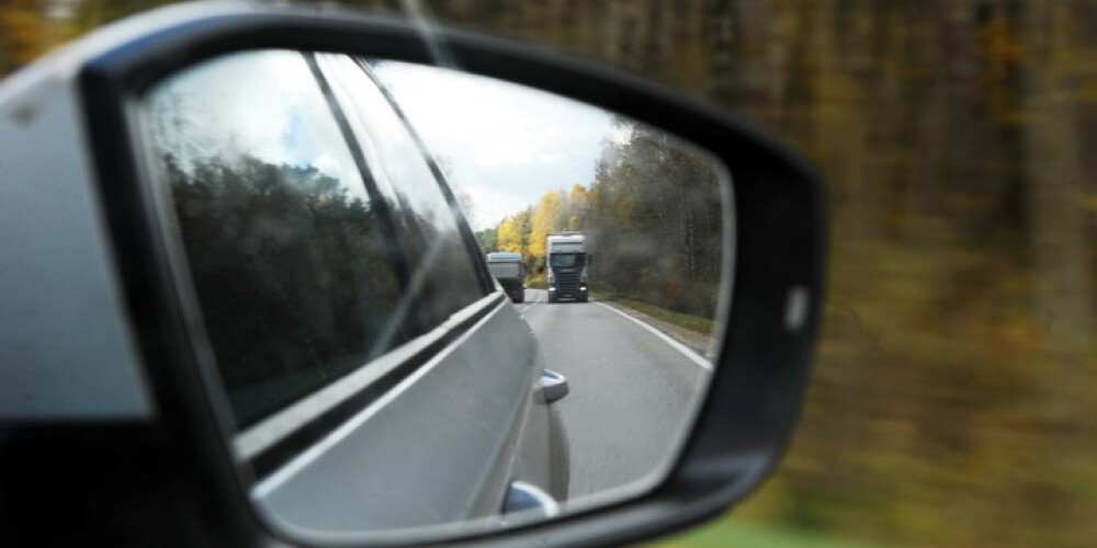 Apdzēries kravas auto vadītājs nobrauc no ceļa, bloķējot satiksmi uz Ventspils šosejas