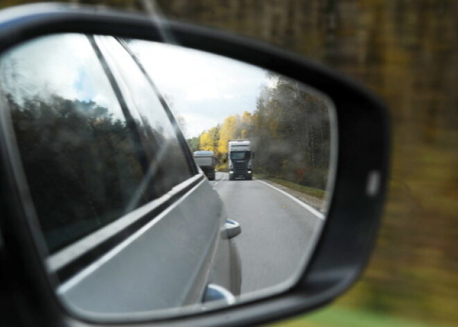 Apdzēries kravas auto vadītājs nobrauc no ceļa, bloķējot satiksmi uz Ventspils šosejas