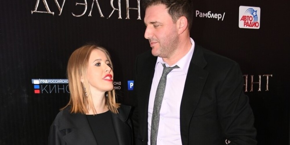 Ксения Собчак продолжает прятать живот под свободными платьями