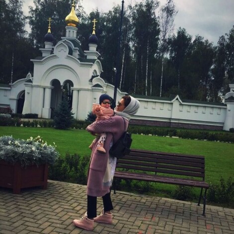 Вот так Екатерина гуляет с малышкой