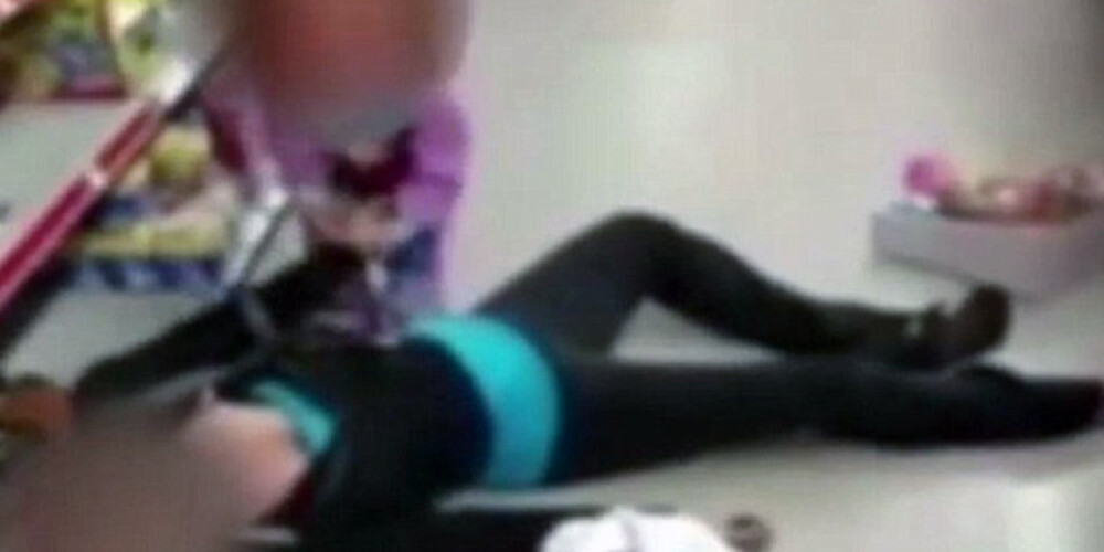 ШОКИРУЮЩИЕ КАДРЫ: 2-летняя малышка пытается поднять свою маму, которая потеряла сознание