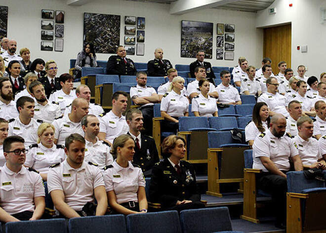 Rīgas pašvaldības policistus sveic policijas 26. gadadienā. FOTO