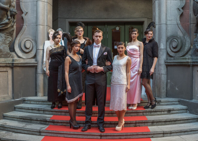 Ar sarkano paklāju, šampanieti un eleganti tērptiem ļaudīm 2016. gada 21. septembra vakarā kinoteātrī “Splendid Palace” tika atklāts starptautiskais kinofestivāls “Baltijas pērle”.