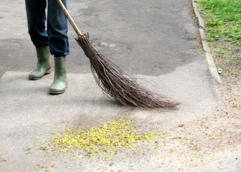 Sētnieks atzīmējis, ka šī nav pirmā reize, kad konkrētā dzīvokļa iemītniece neadekvāti pret viņu izturas.