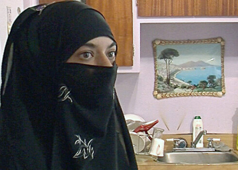 Nikāba aizlieguma likuma sakarā Latvijas musulmaņi ir diametrāli pretējās pusēs: vieni uzskata, ka nikābs nav islāma tradīcija, bet otri apgalvo, ka auguma un sejas slēpšana ir obligāta.