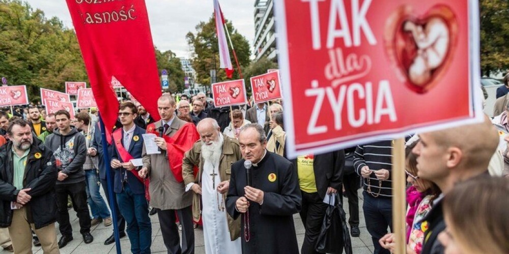 Polijā likumdevēji virza gandrīz pilnīgu abortu aizliegšanu