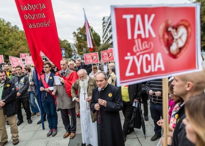 Polijā likumdevēji virza gandrīz pilnīgu abortu aizliegšanu