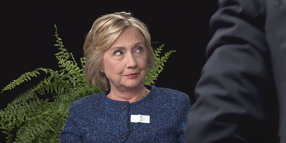 Komiķis ieved Klintoni papardēs un... pamatīgi "piesmej." VIDEO