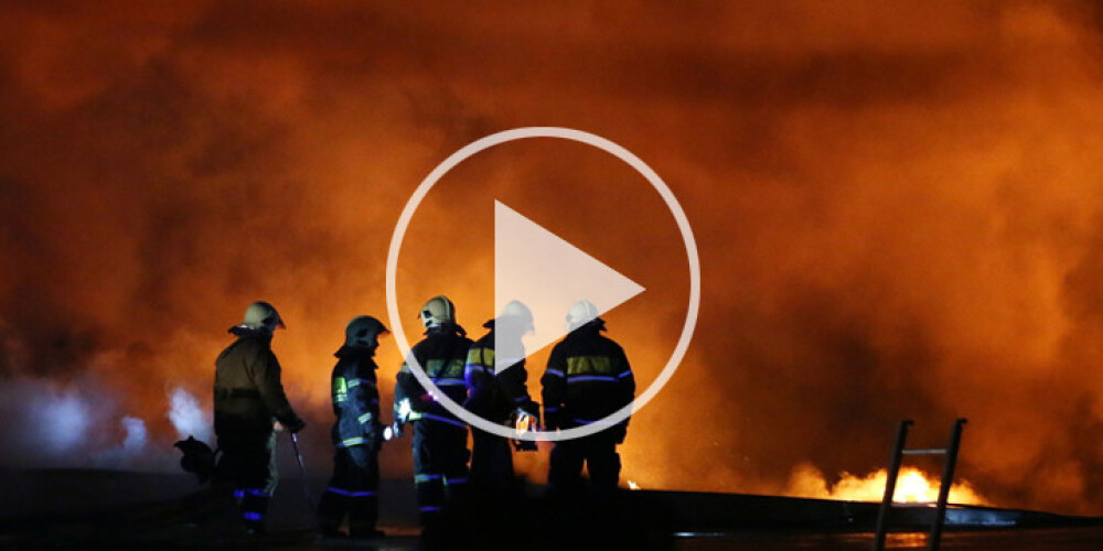 Maskavā milzu ugunsgrēkā gājuši bojā 8 ugunsdzēsēji. FOTO