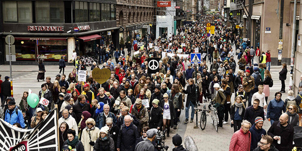 "Vienreiz pietiek"; tūkstošiem cilvēku Somijā protestē pret rasismu un vardarību. FOTO