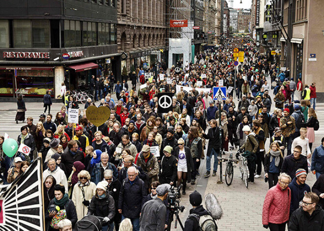 "Vienreiz pietiek"; tūkstošiem cilvēku Somijā protestē pret rasismu un vardarību. FOTO