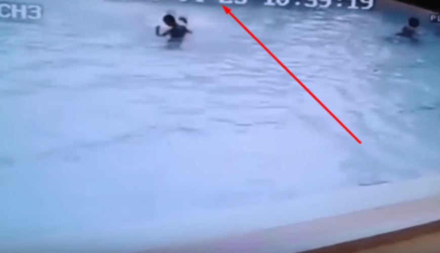 Семья мирно отдыхала в бассейне возле дома. Но только взгляни, что зафиксировала камера видеонаблюдения...