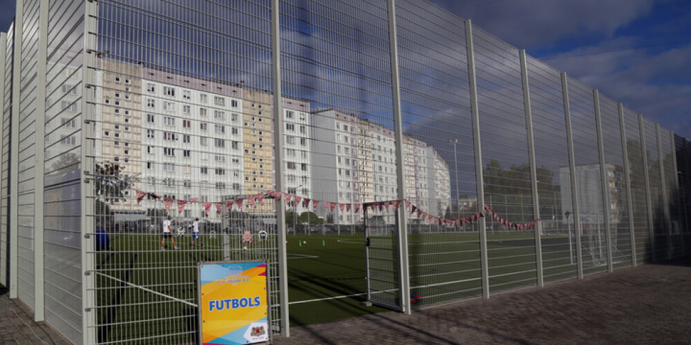 Tā tagad izskatās par gandrīz trim miljoniem atjaunotais Rīgas 84.vidusskolas sporta laukums. FOTO