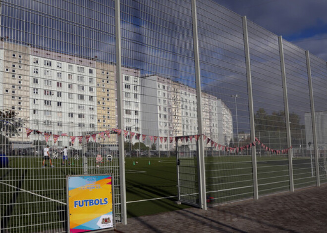 Tā tagad izskatās par gandrīz trim miljoniem atjaunotais Rīgas 84.vidusskolas sporta laukums. FOTO