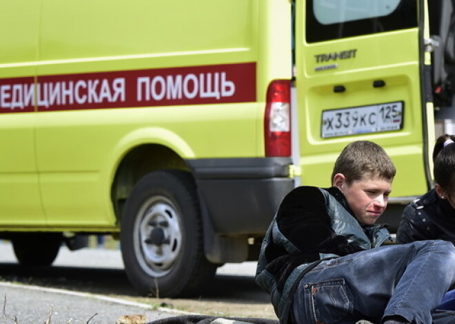 Jaunietis Krievijā izbrīna visu valsti - zīmējas meitenes priekšā, nokrīt no 23.stāva...un paliek dzīvs