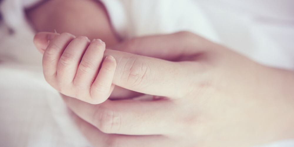 Sensacionāls atklājums medicīnā: piedzimis pirmais mazulis, kuram ir trīs vecāki