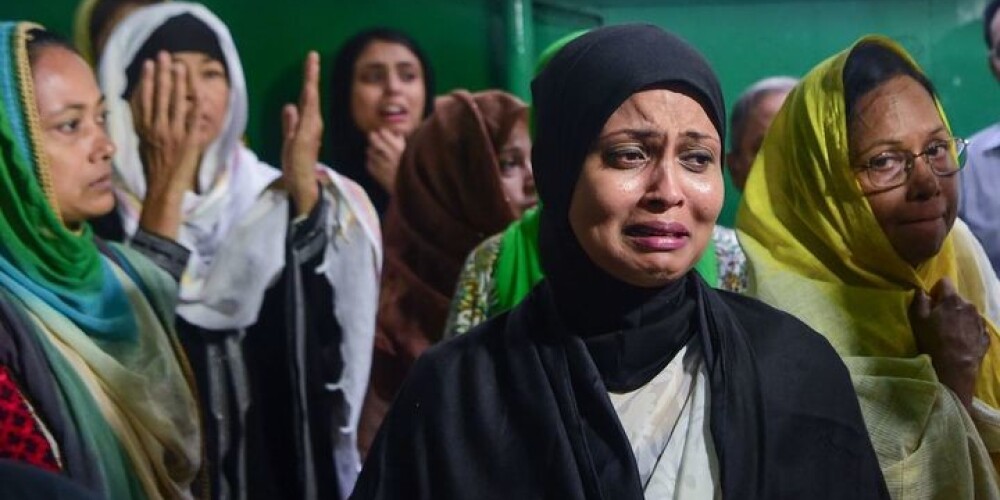 Meitenīte Bangladešā sāk raudāt pati savās bērēs. Stāsts gan ir ar traģiskām beigām