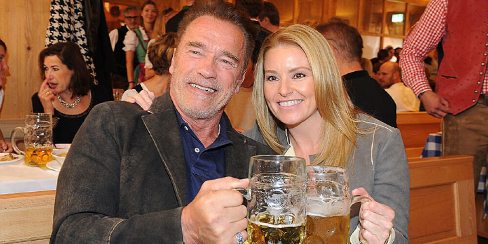 Шварценеггер угостил подругу пивом в Мюнхене