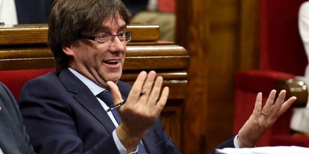 Katalonijas premjers gūst parlamenta atbalstu neatkarības referenduma rīkošanai