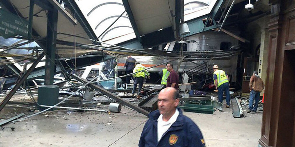 Pasažieru vilciens Ņūdžersijā ietriecas stacijā; vairāki bojāgājušie. FOTO