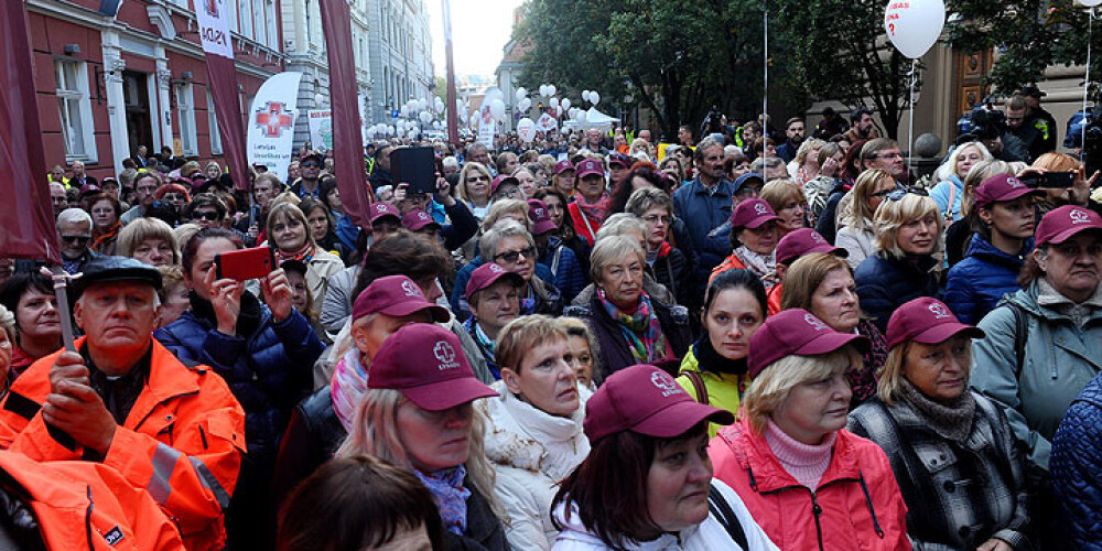 Mediķu protestā pie Saeimas pulcējas simtiem cilvēku. FOTO