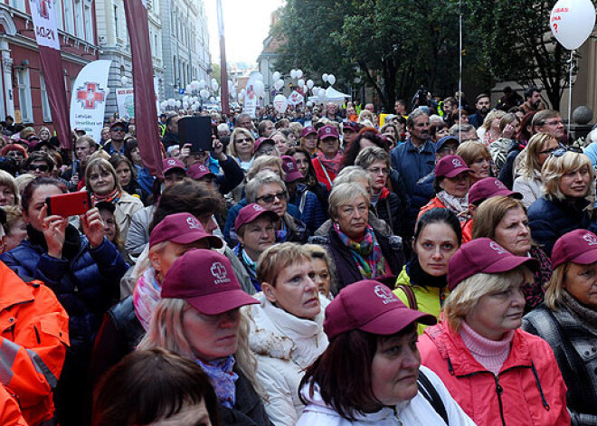 Mediķu protestā pie Saeimas pulcējas simtiem cilvēku. FOTO