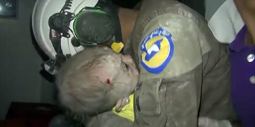 Glābējs sāk raudāt, kad Sīrijā no drupām izvilkts bērniņš izrādās dzīvs. VIDEO