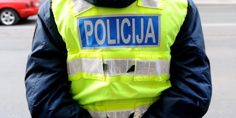 Policistu, kurš neatļauti izpauda informāciju par auto īpašniekiem, soda ar 100 eiro