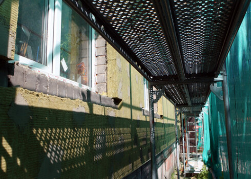 Daudzdzīvokļu māju siltināšanas programma vienmēr bijis ļoti komplicēts veidojums, un izmaiņas tiek veiktas nepārtraukti, jo nereti katra daudzdzīvokļu māja ir ar savu specifiku, savām problēmām, saka Ekonomikas ministrijā.