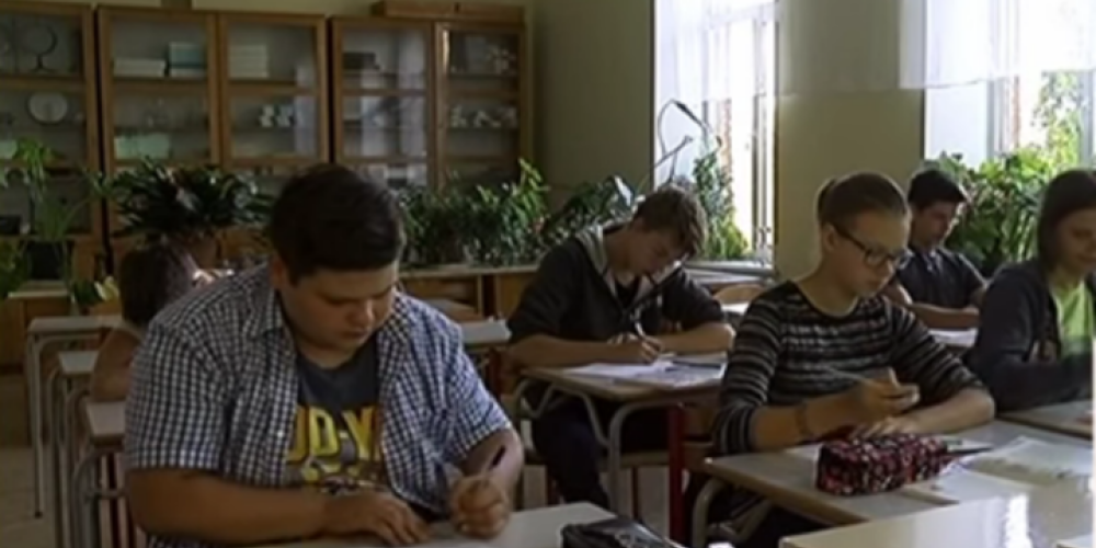 Dzērbenes skolā mācību gads sācies bez mobilajiem telefoniem. VIDEO