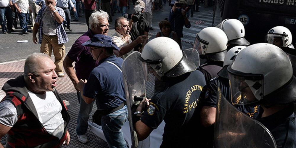 Grieķijas policija protestējošus pensionārus savalda ar piparu gāzi. FOTO