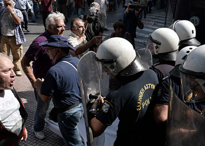 Grieķijas policija protestējošus pensionārus savalda ar piparu gāzi. FOTO