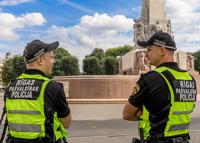 Uz Brīvības pieminekļa divi iereibuši norvēģi izrāda savus dibenus