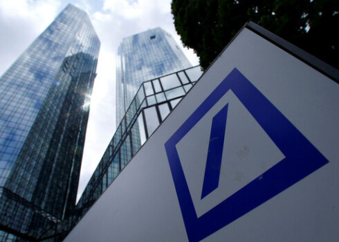 Deutsche Bank" akcijas cena pagājušajā nedēļā nokritās līdz rekordzemam līmenim saistībā ar bažām par bankas finansiālo stāvokli. Investorus satraukušas jau septembra sākumā izskanējušās ziņas, ka varasiestādes ASV vēlas no "Deutsche Bank" piedzīt līdz pat 14 miljardiem dolāru (12,4 miljardiem eiro), lai atceltu apsūdzības saistībā ar hipotekāro vērstpapīru tirdzniecību 2008.gada krīzē.