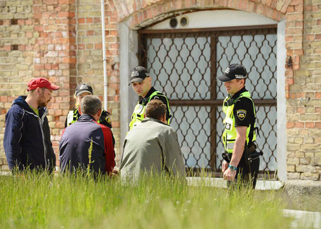 Ārzemju ubagotāji, izmantojot bērnus, diedelē naudu no rīdziniekiem