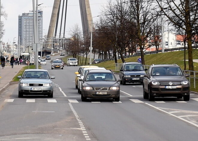 Gaidāmi būtiski satiksmes ierobežojumi uz Kalnciema ielas pārvada