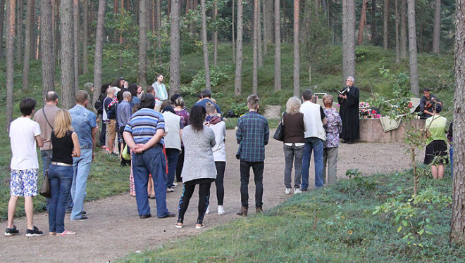 Luterāņu mācītājs Valdis Baltruks savu runu sāka un beidza ar lūgšanām.