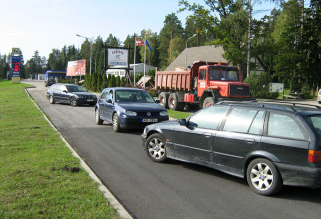 Purmalis stāsta, ka pirms uzbrukuma viņa ceļu ar „BMW” aizšķērsojis Bernata dēls.