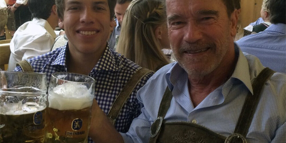Švarcenegers dzer alu kopā ar ārlaulības dēlu. FOTO