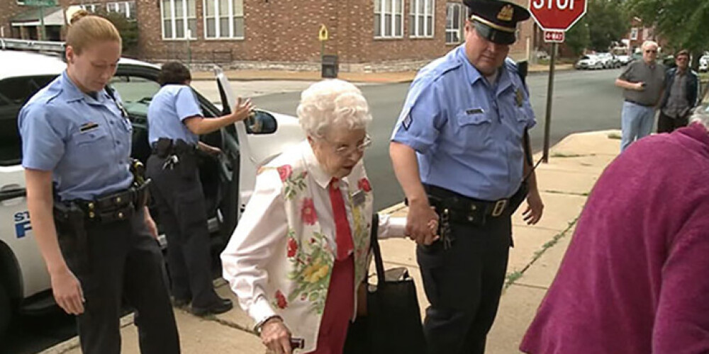 Полицейские арестовали 102-летнюю старушку. За что? ВИДЕО
