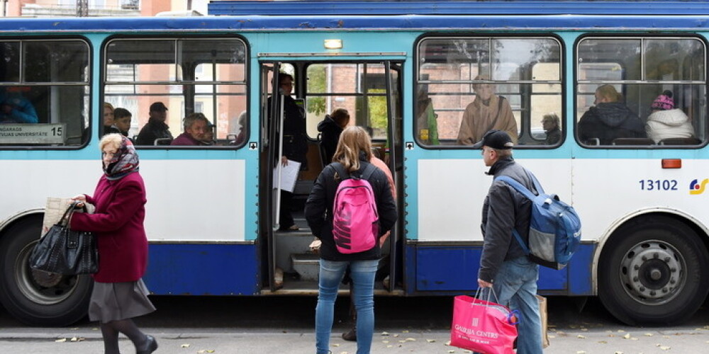 Stundas biļetes bez atlaides Rīgas sabiedriskajā transportā izmantojuši 0,01% pasažieru