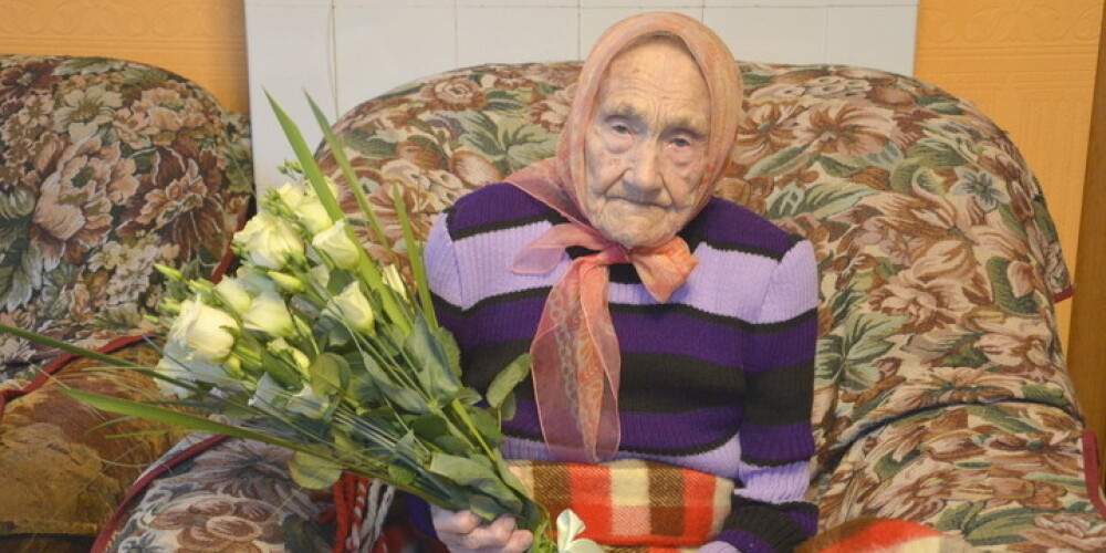 Valmieras vecākā iedzīvotāja – Rozālijas kundze nosvinējusi 102. dzimšanas dienu. FOTO