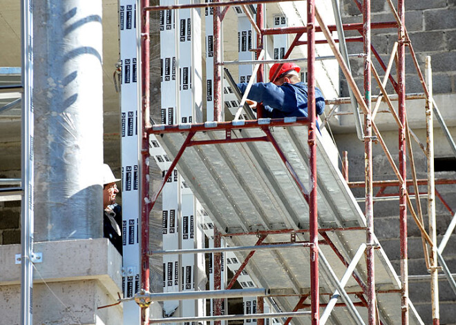 Vairāki cilvēki guvuši smagas traumas pēc kritieniem no liela augstuma