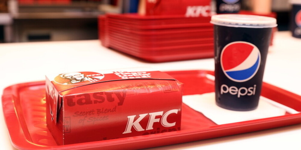 KFC slēdzis savu ēstuvi Rīgā. Gaidīs, kamēr darbinieki iemācīsies kārtīgi cept vistas